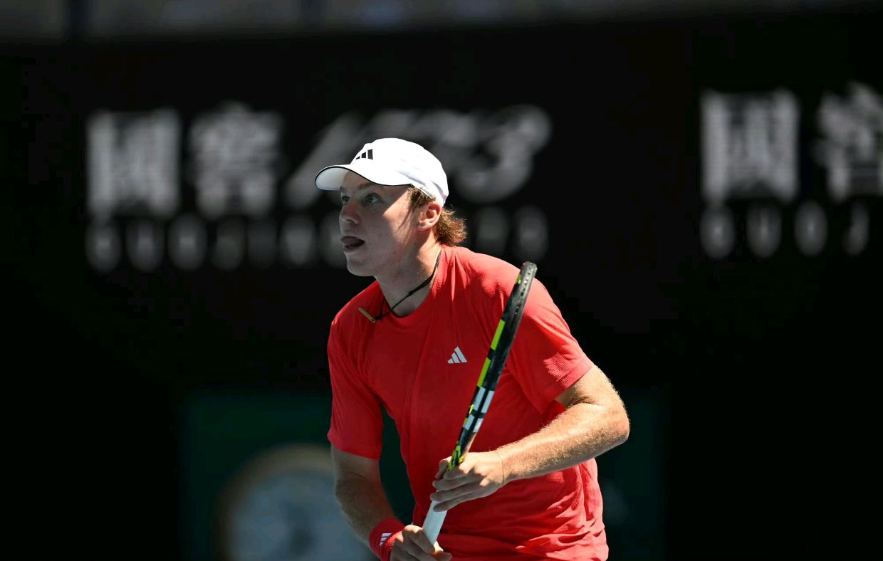 包含德国网球队爆冷日本网球队，西西帕斯惊艳世界的词条