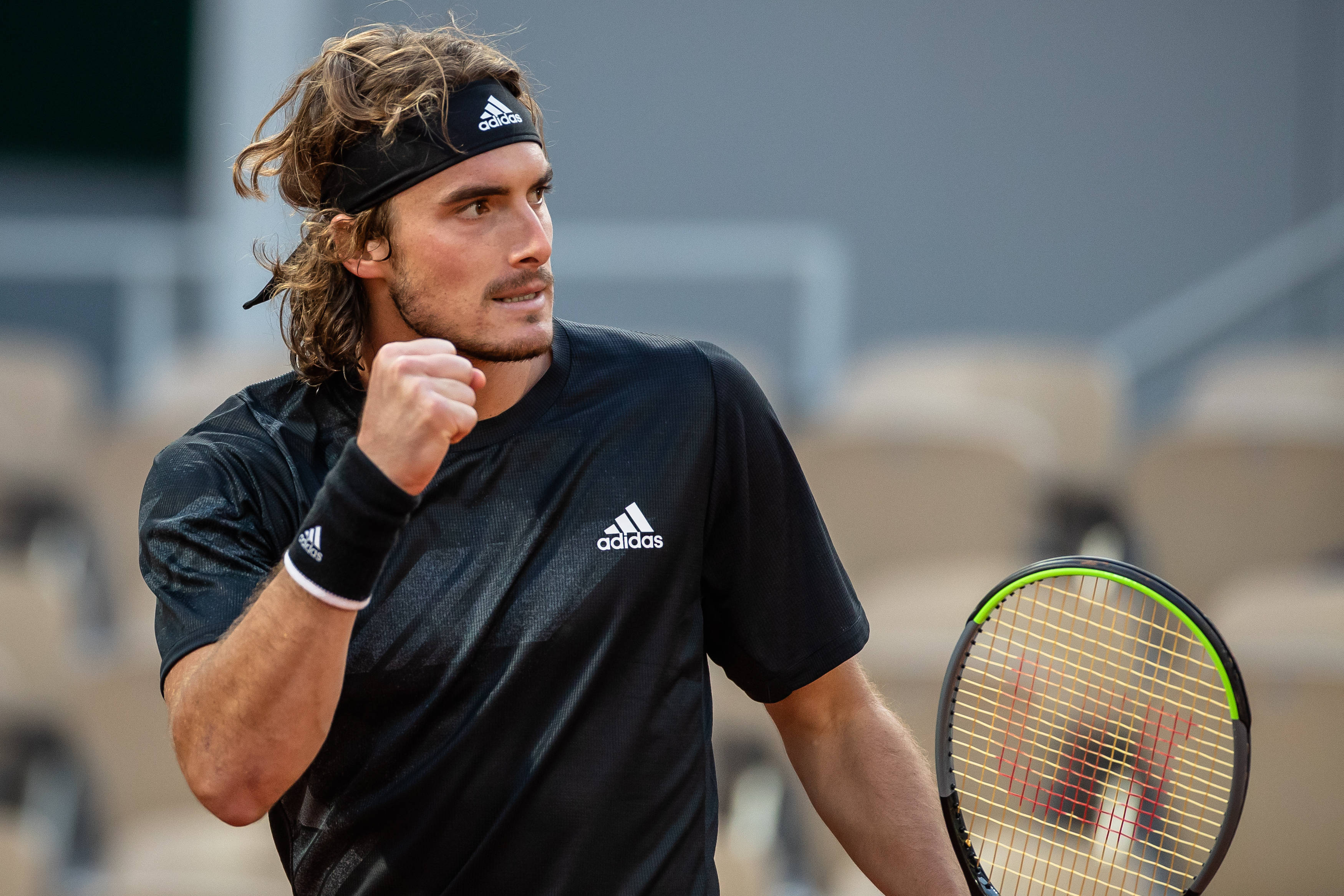 包含法国网球队鏖战意大利网球队，西西帕斯高光表现的词条