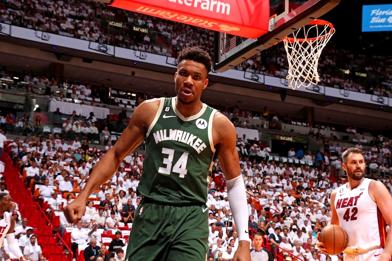 76人绝杀雄鹿，莫里斯高光表现的简单介绍