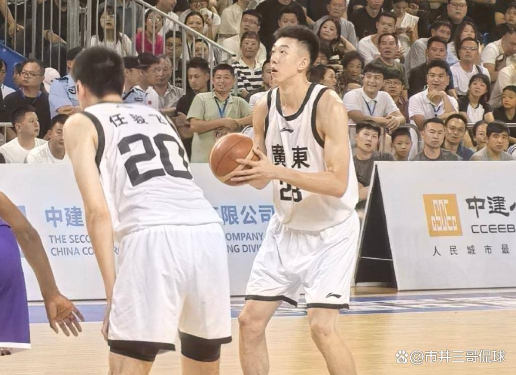 疾风骤雨,篮球大赛再启激战,球迷狂热欢呼 疾风骤雨,篮球大赛再启激战,球迷狂热欢呼