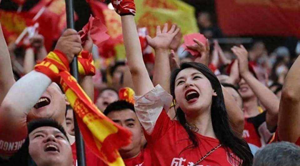 疾风骤雨,篮球大赛再启激战,球迷狂热欢呼 疾风骤雨,篮球大赛再启激战,球迷狂热欢呼