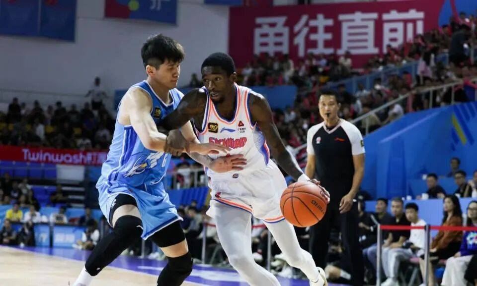 重庆男篮深陷败局，降级前景堪忧