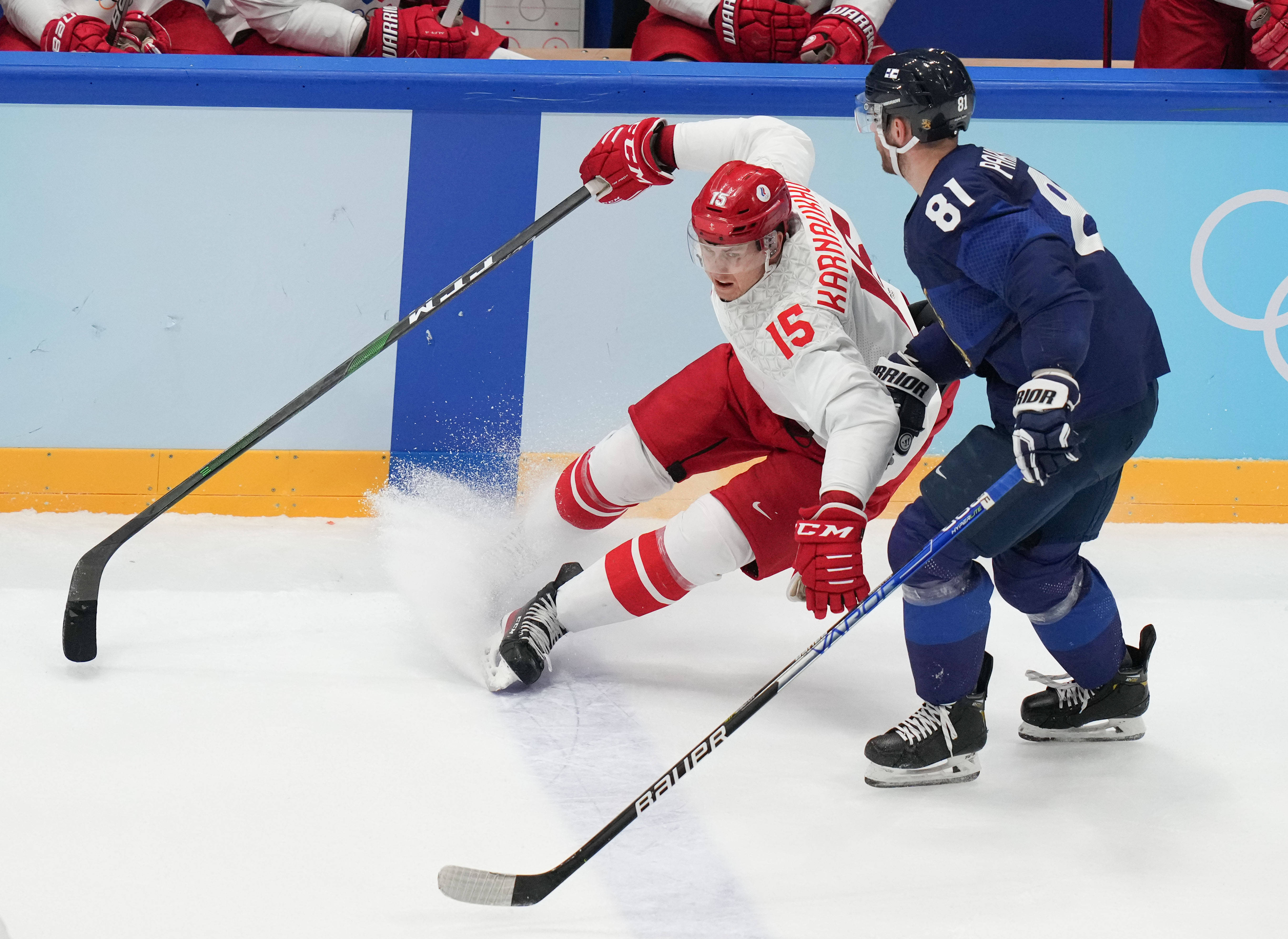 关于芬兰队在冰球比赛中力压对手，晋级决赛的信息